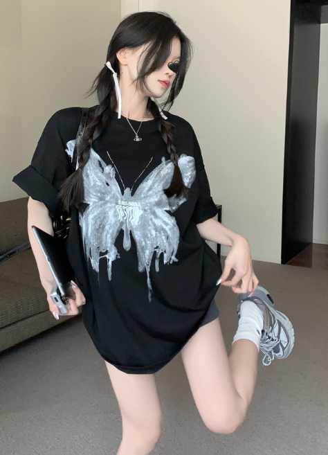 X472 เสื้อยืดแขนสั้นผู้หญิงลายผีเสื้อ