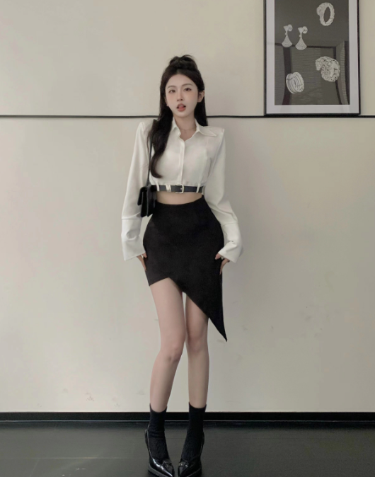 X273 เสื้อเชิ๊ตสีขาวปาดไหล่แขนยาว+กระโปรงสีดำไม่เรียบ