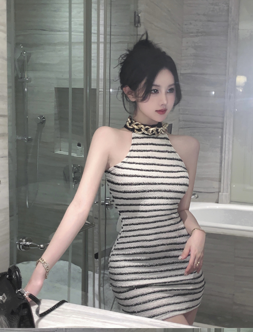 X423 ชุดเดรสแขนกุดคอวีแขนกุดกลิ่นดารากระโปรงสายโซ่บางเฉียบ