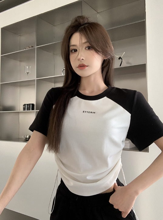 X340 การออกแบบการพิมพ์ความรู้สึกแขน Raglan เอวรูดเสื้อยืดแขนสั้นด้านบน