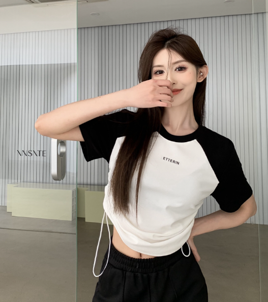 X340 การออกแบบการพิมพ์ความรู้สึกแขน Raglan เอวรูดเสื้อยืดแขนสั้นด้านบน