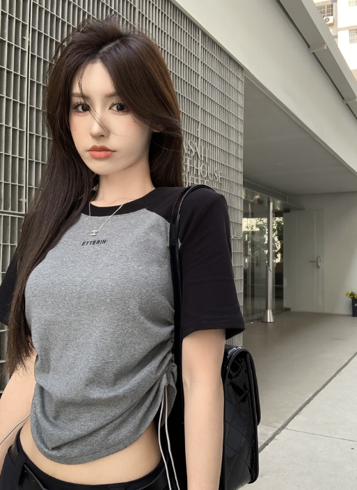 X340 การออกแบบการพิมพ์ความรู้สึกแขน Raglan เอวรูดเสื้อยืดแขนสั้นด้านบน