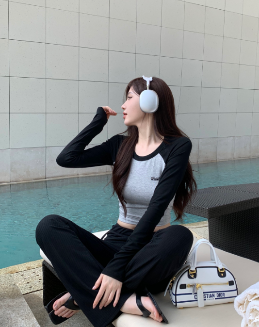 X342 เสื้อปาดไหล่สีตัดกัน + กางเกงขาม้าเล็กน้อย