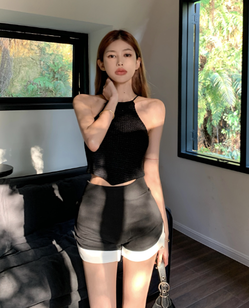 X438 เสื้อสายเดี่ยวถักไร้ขอบทรงสลิม + กางเกงขาสั้นรัดรูปเอวสูง