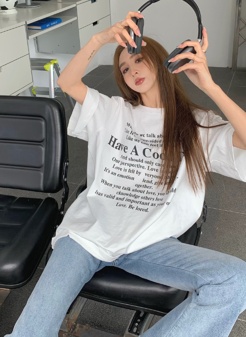 X447 เวอร์ชั่นเกาหลีใหม่ของเสื้อยืดความยาวปานกลางตัวอักษรหลวมและเนือย