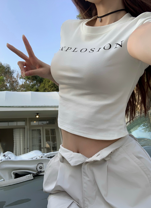 X526 เสื้อยืดแขนสั้นพิมพ์ลายตัวอักษรสลิมท็อปสั้น