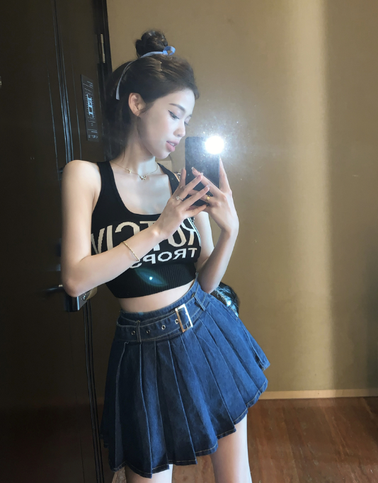 X532 เสื้อกล้ามถักคอวีทรงเอตัวยู + กระโปรงพลีทยีนส์ทรงเอเอวสูง