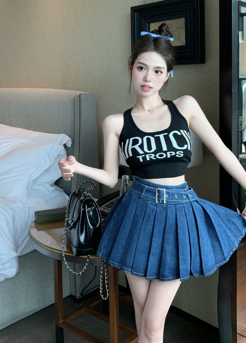 X532 เสื้อกล้ามถักคอวีทรงเอตัวยู + กระโปรงพลีทยีนส์ทรงเอเอวสูง